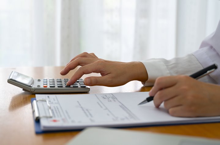 calculator_gettyimages-1168727839 calculator_gettyimages-1168727839
